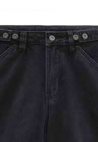 Jeans in denim nero con vita alta, design a cinque tasche e chiusura con bottoni metallici. Tessuto liscio con dettagli di cucitura discreti.
