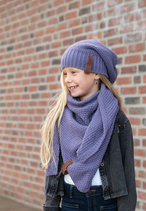 Paarse gebreide beanie en bijpassende sjaal met een textuurpatroon. Sjaal gestyled in een brede driehoekige vorm. Bruine leren accenten op elk stuk.