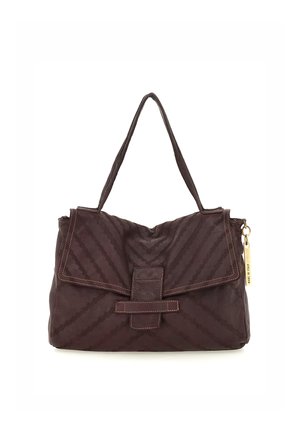 Borsa a mano in pelle marrone con motivo a strisce diagonali, manico superiore e chiusura con patta magnetica. Presenta una cerniera sul lato e un'etichetta dorata.