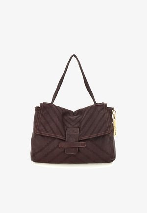 Borsa a mano in pelle marrone con motivo a strisce diagonali, manico superiore e chiusura con patta magnetica. Presenta una cerniera sul lato e un'etichetta dorata.
