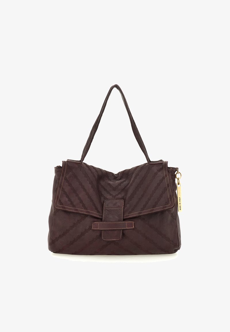 Borsa a mano in pelle marrone con motivo a strisce diagonali, manico superiore e chiusura con patta magnetica. Presenta una cerniera sul lato e un'etichetta dorata.