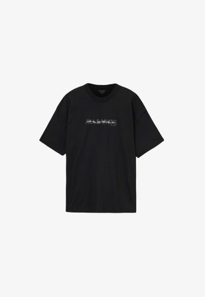 Czarna bawełniana koszulka z krótkim rękawem, okrągłym dekoltem i srebrnym logo nadrukowanym z przodu. Luźny krój i gładka faktura.