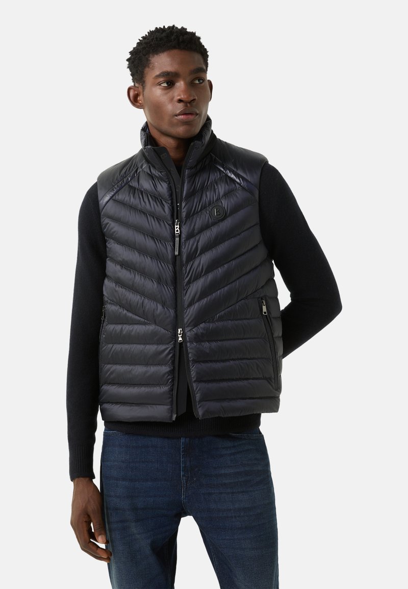 Czarna pikowana kamizelka z wysokim kołnierzem, zapięciem na zamek i bocznymi kieszeniami, ozdobiona wzorem w jodełkę i logo marki na piersi.