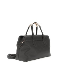 Borsa a tracolla nera strutturata con motivo embossato, manici superiori doppi con dettagli in tono oro e una tracolla rimovibile su sfondo bianco.