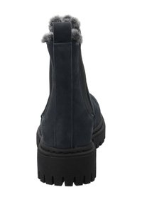 Donkerblauwe suède enkellaarzen met een dikke zwarte zool, voorzien van een zachte grijze faux fur voering aan de bovenkant en elastische zijpanelen.