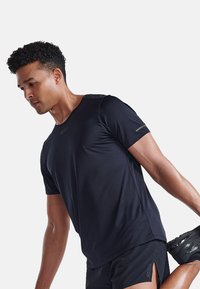2XU LIGHT SPEED - Spordi T-särk - black black reflective