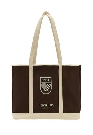 Sac cabas brun foncé et beige avec de longues poignées, arborant un emblème de raquette de tennis et le texte "1984 Tennis Club MANGO" sur le devant.