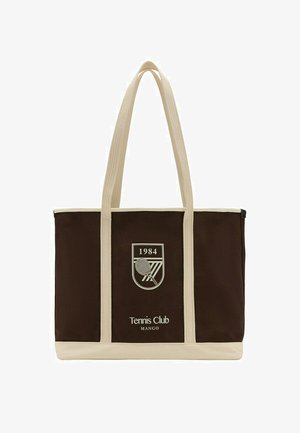 Bolso tote de color marrón oscuro y beige con asas largas, con un emblema de raqueta de tenis y el texto "1984 Tennis Club MANGO" en el frente.