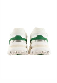 Sneakers bianche con tomaia testurizzata, dettagli verdi e suola spessa. Presentano materiali in mesh e morbidi, con un design aerodinamico.