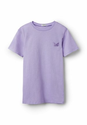 Camiseta de manga corta y cuello redondo color lila con una pequeña mariposa bordada en el lado izquierdo del pecho.