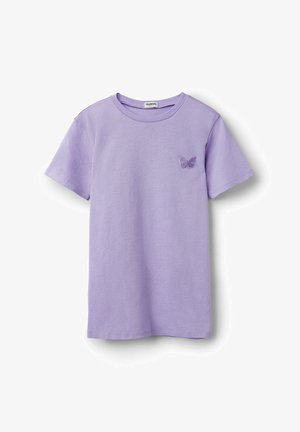Camiseta de manga corta y cuello redondo color lila con una pequeña mariposa bordada en el lado izquierdo del pecho.