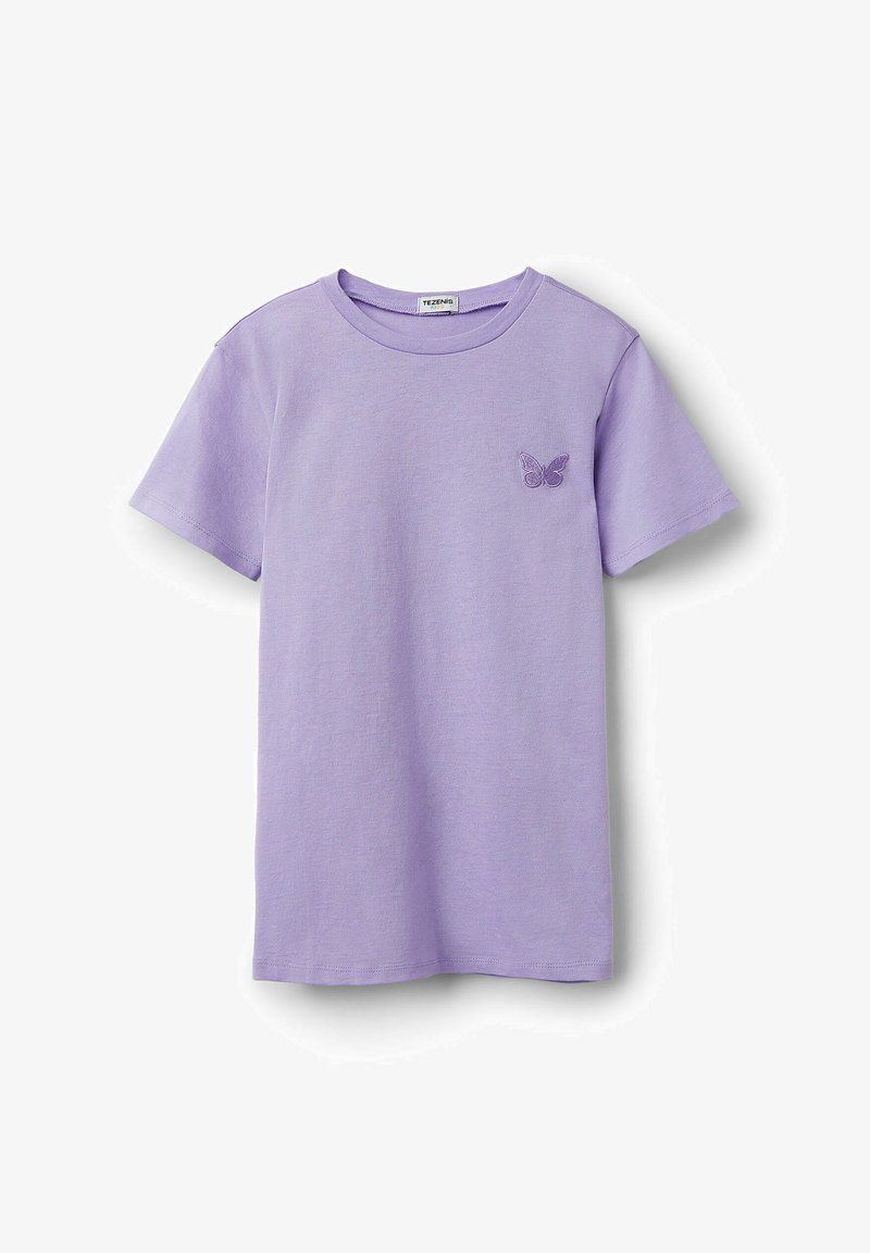 Camiseta de manga corta y cuello redondo color lila con una pequeña mariposa bordada en el lado izquierdo del pecho.