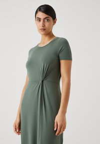 Vero Moda Petite VMAVA LULU ANCLE DRESS PETITE - Maksi suknelė - laurel wreath
