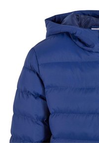 Geacă de iarnă albastră căptușită, cu quilting orizontal și glugă atașată, prezentată de la umăr până la mijlocul pieptului pe fundal alb.
