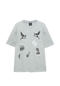 Grå oversized t-shirt med sorte grafiske tryk af statuer og skakbrikker, med tekst der siger "Historien går langs disse gader."