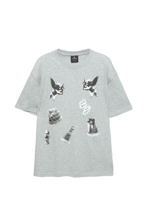 Graues übergroßes T-Shirt mit schwarzen Grafikdrucken von Statuen und Schachfiguren, mit dem Text "Die Geschichte geht durch diese Straßen."