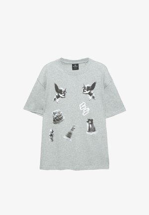 Szara, oversize koszulka z czarnymi grafikami przedstawiającymi rzeźby i figury szachowe, z napisem "Historia spaceruje tymi ulicami."