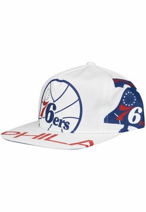 Cappello bianco con logo dei Philadelphia 76ers in blu e rosso. Visiera piatta con varie grafiche e testi, realizzato in materiale tessile.