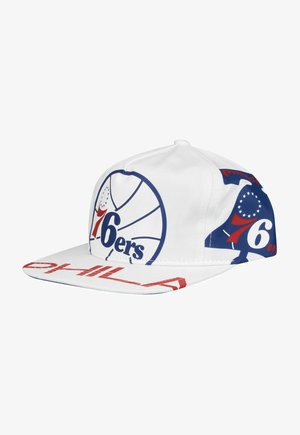 Biała czapka z logo Philadelphia 76ers w niebieskim i czerwonym kolorze. Płaski daszek z różnymi grafikami i tekstem, wykonana z materiału tekstylnego.