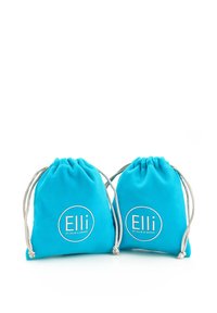 Două genți turcoaz cu șnur, dintr-un material moale, având pe fiecare genă imprimat în alb logo-ul „Elli by Julie & Grace” în modele circulare.