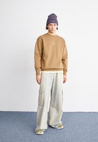 HUF TRIPLE TRIANGLE CREWNECK UNISEX - Sportinis megztinis - camel