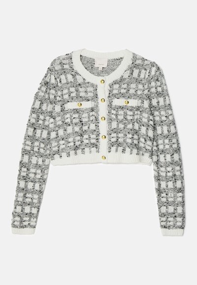 Cardigan au crochet noir et blanc avec un motif à carreaux, col rond, boutons dorés et deux poches avant. Design cropped.