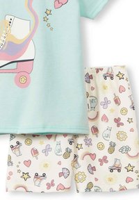 Lichtblauw T-shirt met korte mouwen met een graphic van een rolschaats; crèmekleurige shorts met kleurrijke speelse patronen van sterren, bloemen en iconen.