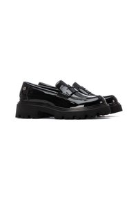 Zapatos de charol negro con suela gruesa negra, que presentan un diseño estilo mocasín y tiras decorativas en la parte delantera.