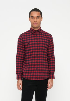 Rood en zwart geblokt shirt, lange mouwen, knoopsluiting kraag, twee borstzakken, gemaakt van een zachte stof met een vlakke textuur.
