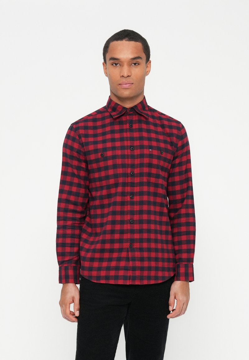 Rood en zwart geblokt shirt, lange mouwen, knoopsluiting kraag, twee borstzakken, gemaakt van een zachte stof met een vlakke textuur.