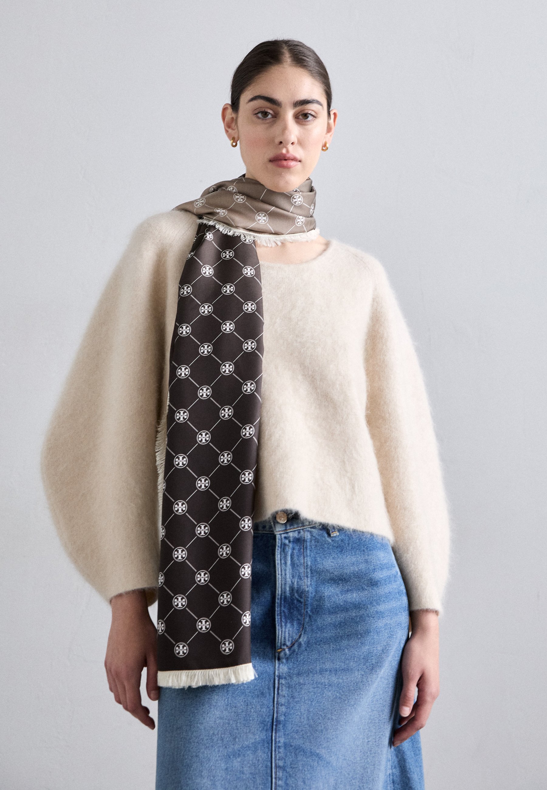 Tory Burch MONOGRAM OBLONG SCARF - Scarf - tan/chocolate/multi 
