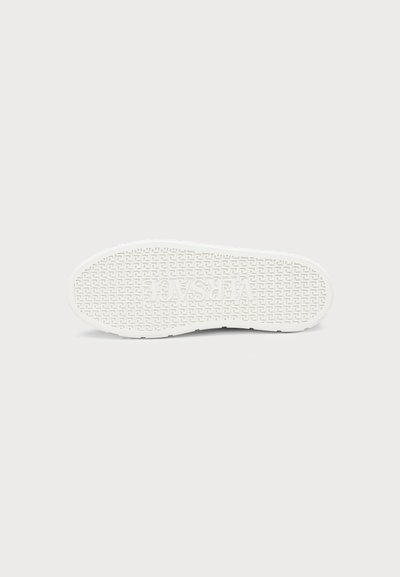 Semelle de chaussure blanche avec un motif géométrique texturé et le mot "VERSACE" embossé au centre.