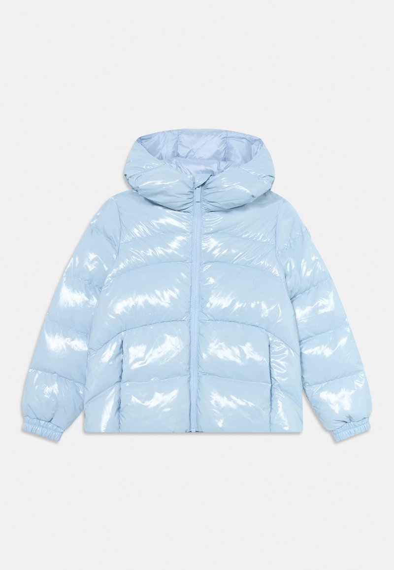 Šviesiai mėlynas blizgus pūkinis švarkas su kapišonu, priekinė užtrauktuką, dviem kišenėm ir gumytėm ant rankovių, išdėstytas plokščiai ant baltos fono.