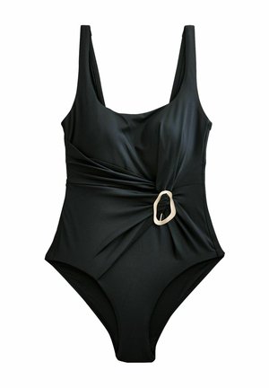 Costum de baie întreg negru cu bretele late, material adunat asimetric și o cataramă decorativă bej pe șoldul stâng.