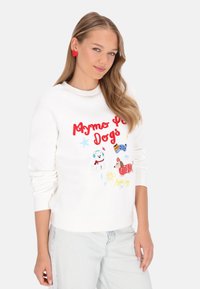 Biała bluza z kolorowym haftem w motywy psów, z czerwonymi literami i detalami. Prążkowany dekolt i mankiety, luźny krój.