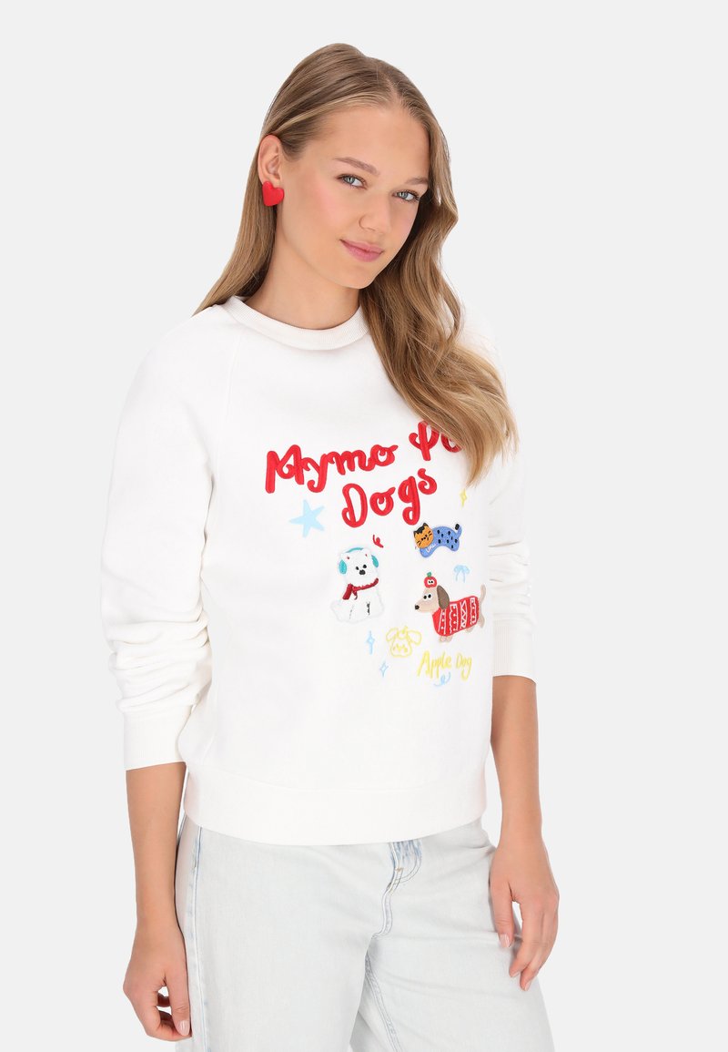 Biała bluza z kolorowym haftem w motywy psów, z czerwonymi literami i detalami. Prążkowany dekolt i mankiety, luźny krój.