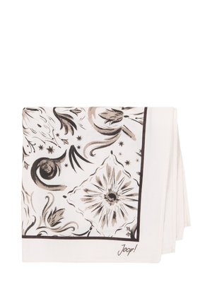 Gevouwen witte sjaal met zwart en grijs bloem- en krulpatroon, met een rand en het "Joop!" handtekening in de onderste hoek.