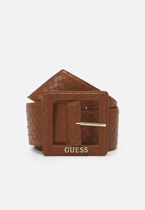 Brązowy pleciony skórzany pasek z dużą kwadratową klamrą z pozłacanym bolcem i logo "GUESS" z przodu.