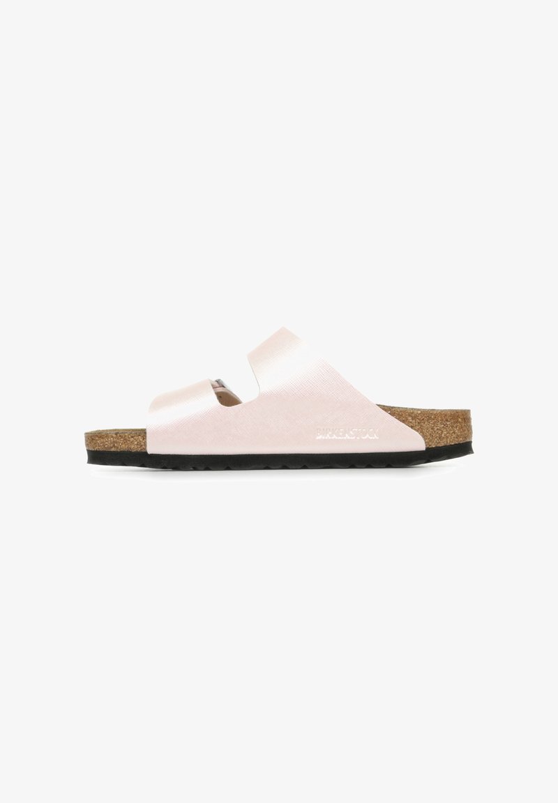 Sandal i slide-stil med øvre del i lyserød satinagtig materiale, korksål og sort gummiydersål, med et minimalistisk åbent tå-design.