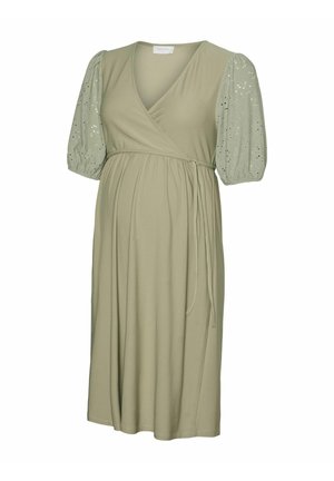 Olivnozelena materinska obleka s ovitkom, kratkimi napihnjenimi rokavi in trakom na pasu. Mehka, gladka tkanina z okrasnimi detajli na rokavih.