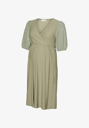 Olijfgroene zwangerschapsjurk met een wikkelontwerp, korte pofmouwen en een strik in de taille. Zacht, soepel fabric met decoratieve details op de mouwen.
