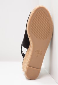 Sandale espadrille compensée noire avec semelle en corde, semelle extérieure en caoutchouc texturé, et bride de cheville, taille 4, marque River Island.