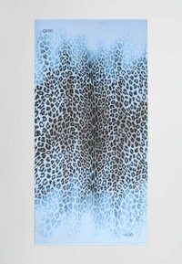 Sciarpa con stampa leopardata che presenta una gradazione di tonalità di blu chiaro e grigio, con una texture morbida e bordi frangiati. Nome del marchio nell'angolo.