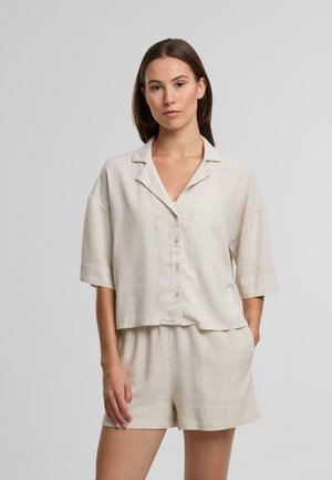Linnen overhemd met korte mouwen in lichtbeige met een notch-kraag, knoopsluiting aan de voorkant en een ontspannen pasvorm, gecombineerd met bijpassende shorts. Zacht, gemarmerd stof.