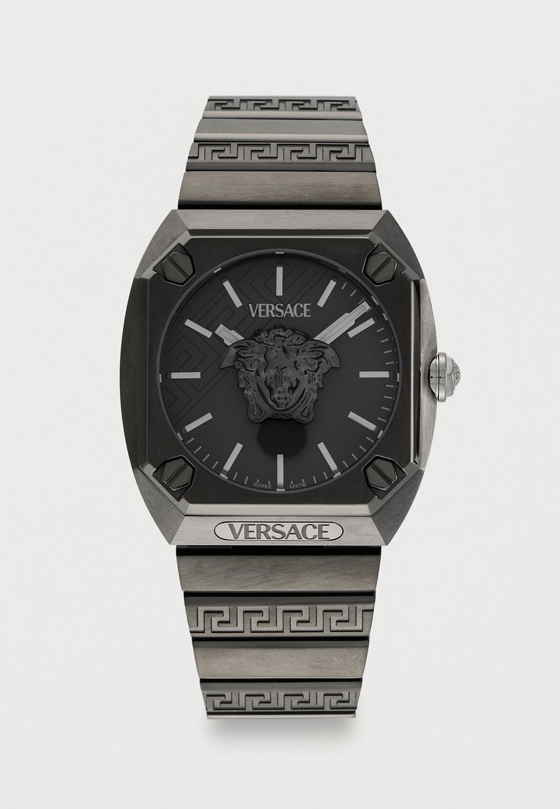 Montre-bracelet Versace en acier inoxydable avec cadran noir, emblème tête de Méduse, index argentés et bracelet métallique à motif.