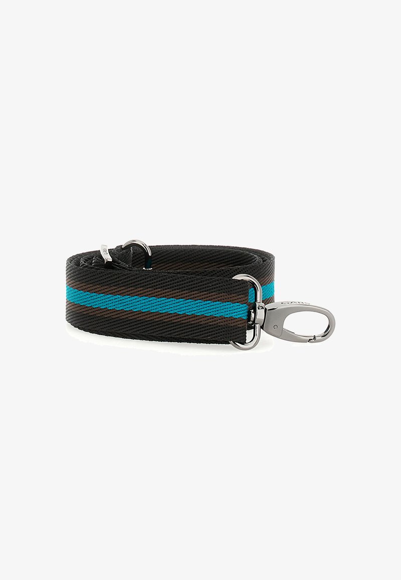 Cinghia in nylon nera con una brillante striscia centrale blu, gancio girevole in metallo argentato e fibbia di regolazione, arrotolata su uno sfondo bianco.