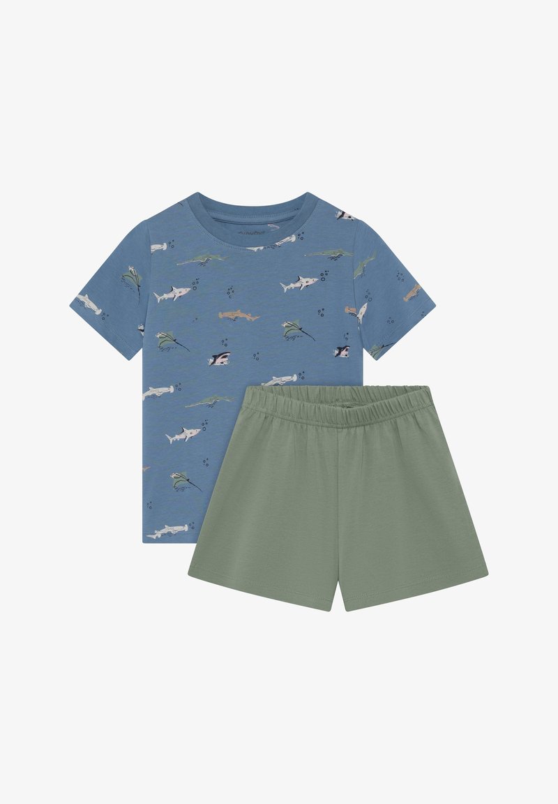 Chemise bleue à manches courtes avec des motifs colorés de requins et de poissons, assortie à un short uni vert olive à taille élastique.