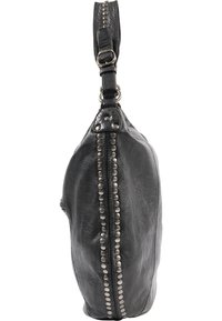 Svart läderväska med rundad form, prydd med metallnitar längs sidan och en strukturerad yta. Inkluderar en justerbar rem.