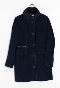 Abrigo azul marino con un cuello acanalado, bolsillo con cremallera y costuras decorativas a lo largo de los bordes. Cuenta con cinco botones frontales y dos bolsillos laterales.