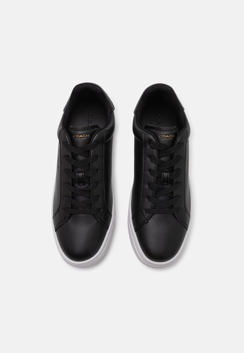 Schwarze Ledersneaker mit Schnürdesign, ausgestattet mit einer glatten Textur und weißen Gummisohlen. Das Markenlogo ist an der Seite sichtbar.